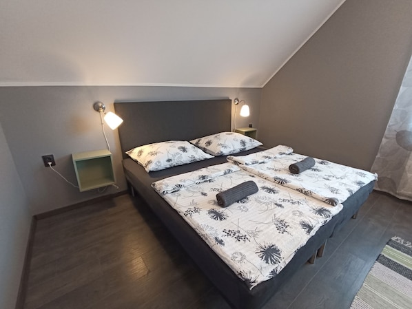 6 bedrooms, iron/ironing board, WiFi, bed sheets