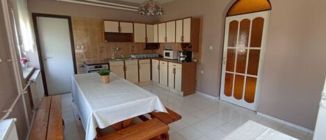 Fridge, microwave, oven, coffee/tea maker