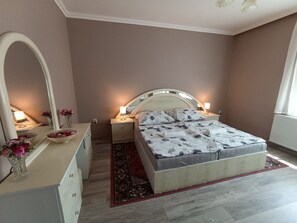 6 bedrooms, iron/ironing board, WiFi, bed sheets