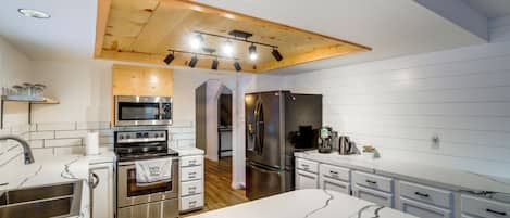 Fridge, microwave, stovetop, dishwasher
