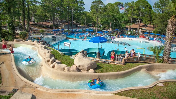 Ein Wasserpark mit mehreren Pools, Rutschen und einem Wellenbad.
