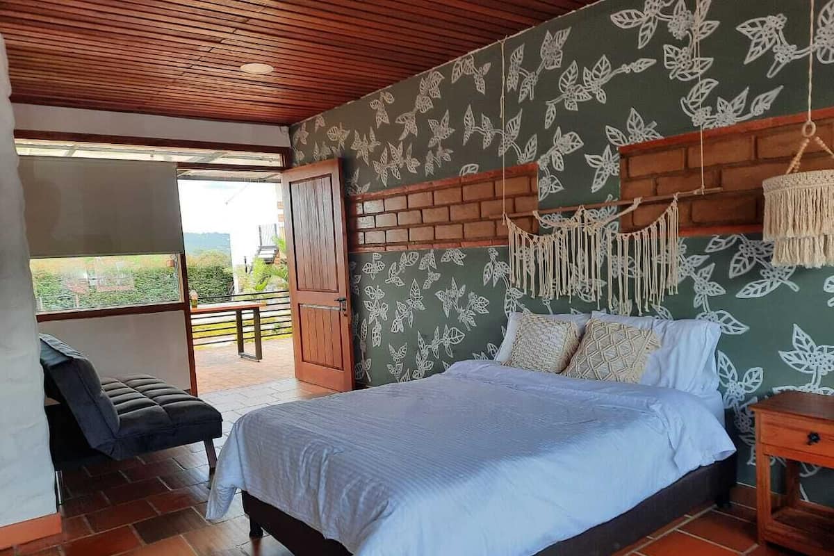 Habitación cuádruple Deluxe | Sábanas de algodón egipcio, ropa de cama de alta calidad, escritorio