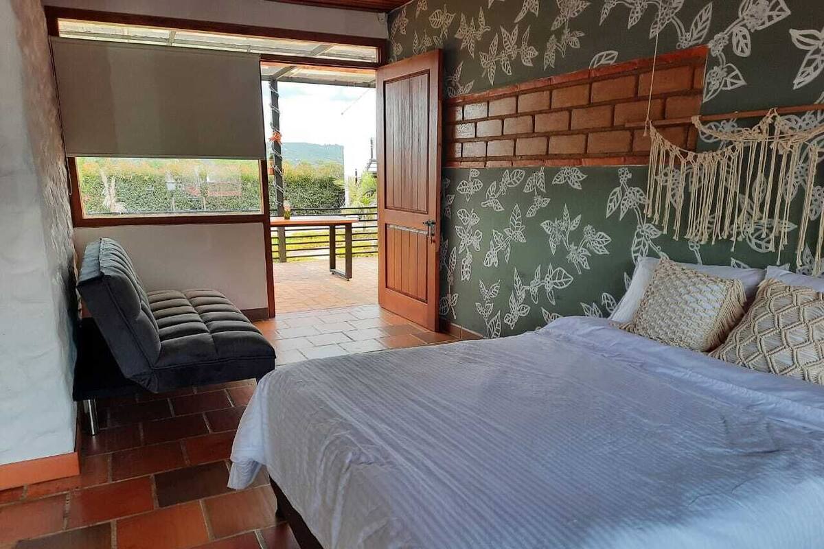 Habitación cuádruple Deluxe | Sábanas de algodón egipcio, ropa de cama de alta calidad, escritorio