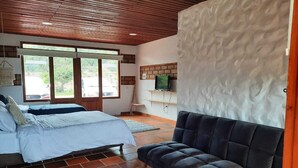 ห้องดีลักซ์สำหรับสี่ท่าน | ผ้าปูที่นอนฝ้ายอียิปต์, เครื่องนอนระดับพรีเมียม, โต๊ะทำงาน