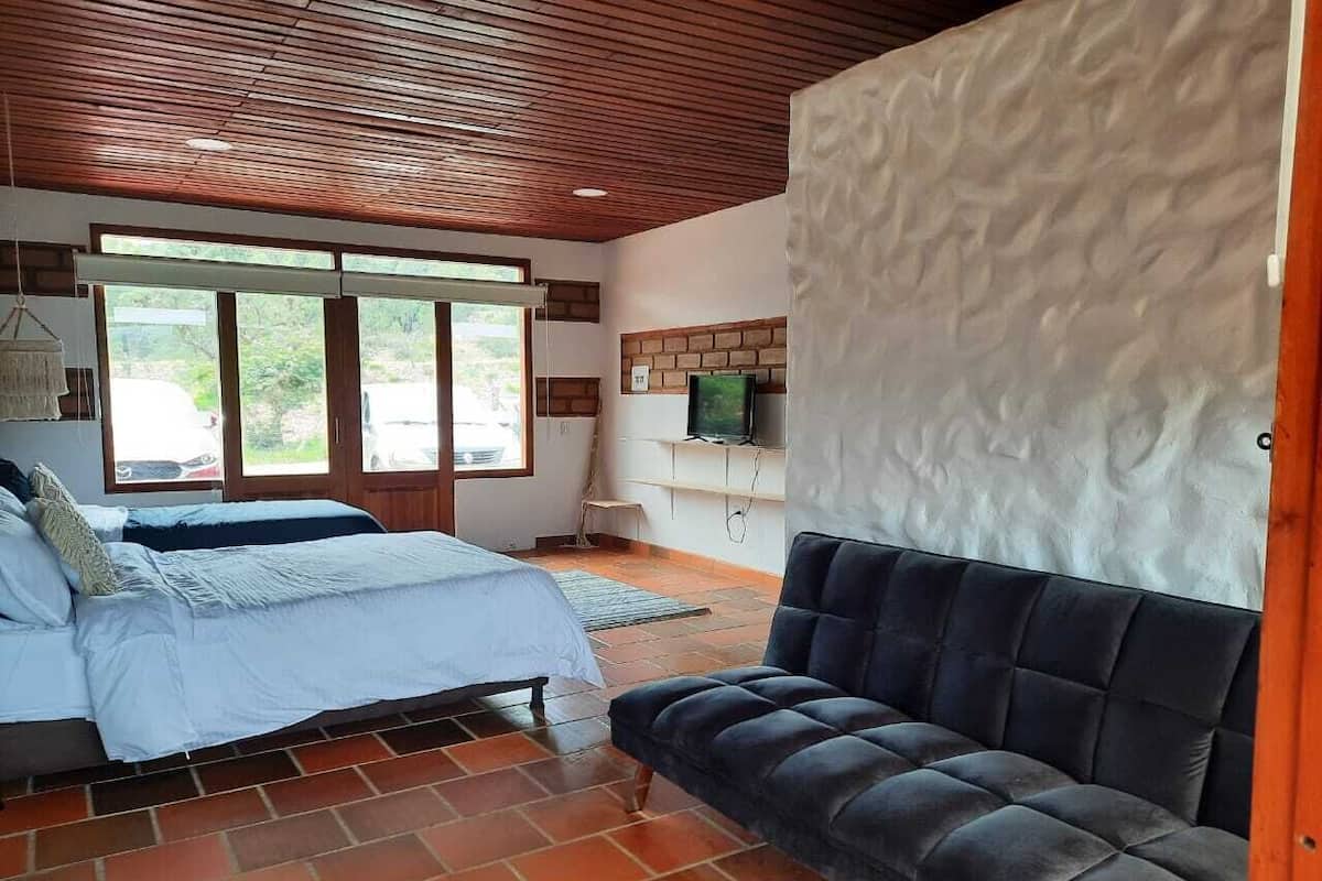 Habitación cuádruple Deluxe | Sábanas de algodón egipcio, ropa de cama de alta calidad, escritorio