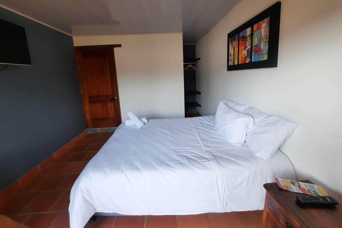 Habitación Confort doble | Sábanas de algodón egipcio, ropa de cama de alta calidad, escritorio