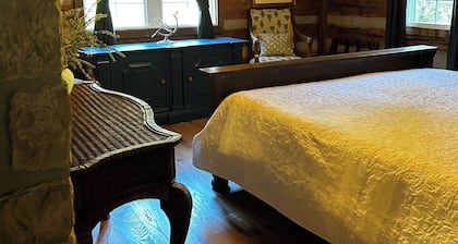 Log Cabin owned by Johnny Cash approx. 30 mins to downtown Nashville. Sleeps 6