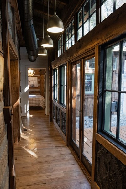 Log Cabin owned by Johnny Cash approx. 30 mins to downtown Nashville. Sleeps 6