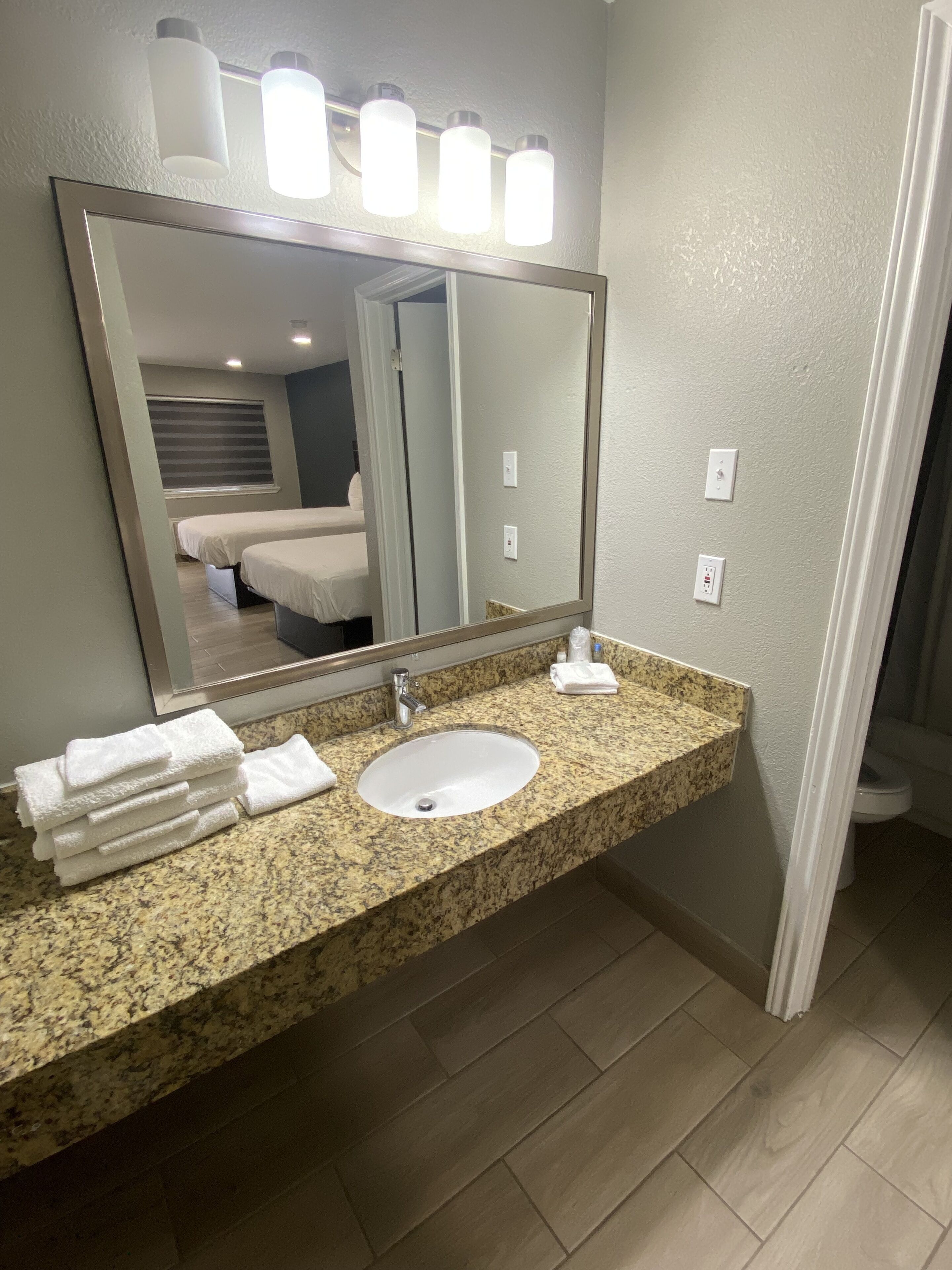 Habitación doble | Baño | Artículos de higiene personal gratuitos y toallas
