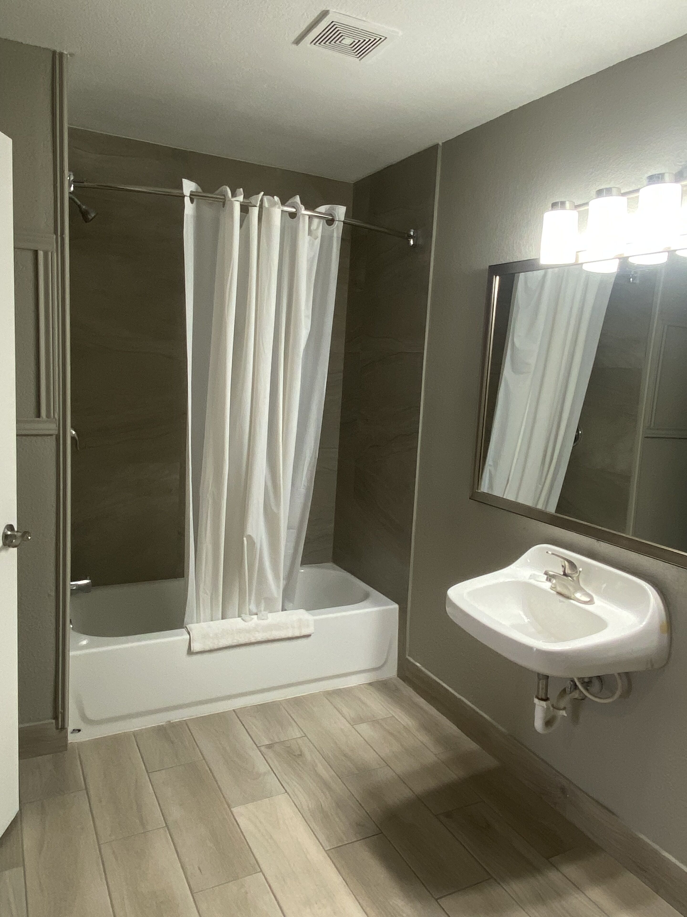 Single Room | Bathroom | Free toiletries, towels