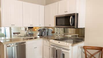Absolutely Beachy, Unit 102 | Cocina privada | Refrigerador con congelador, microondas, horno y parrilla de estufa