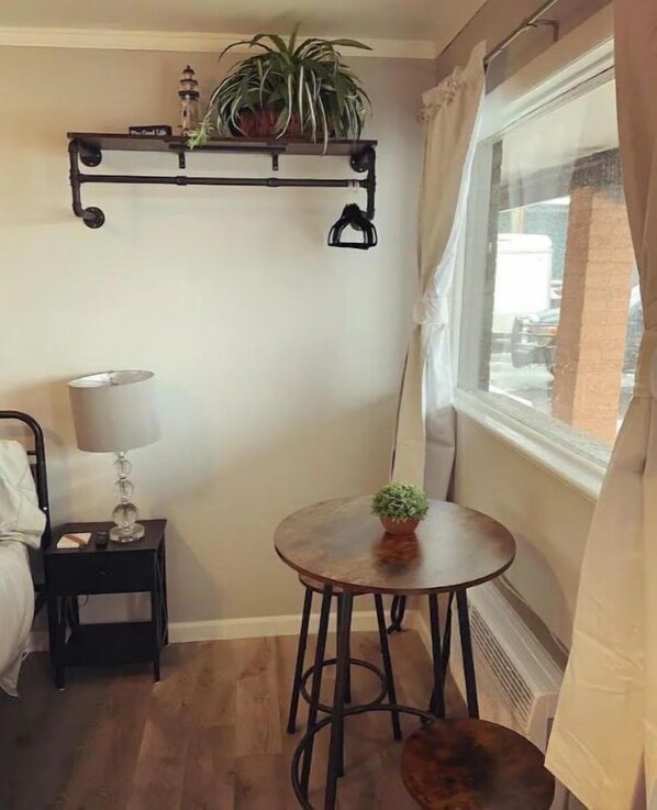 Interior - 7 Rockleys Vintage Motel, EV Charging Available (Denver)