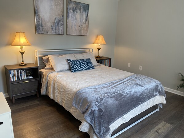 3 habitaciones, tabla de planchar con plancha y cuna de viaje 