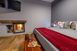 Kahden hengen premium-huone | Pillowtop-patjalliset sängyt, kannettavalle tietokoneelle sopiva työtila