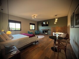 浪漫双人房 | 加厚床垫、笔记本电脑工作区、免费 WiFi