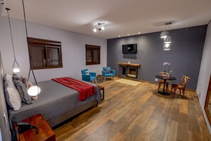 Romantic Double Room | Pillowtop beds, laptop workspace, free WiFi - Cassorova Resort and Ecotourism (Brotas)