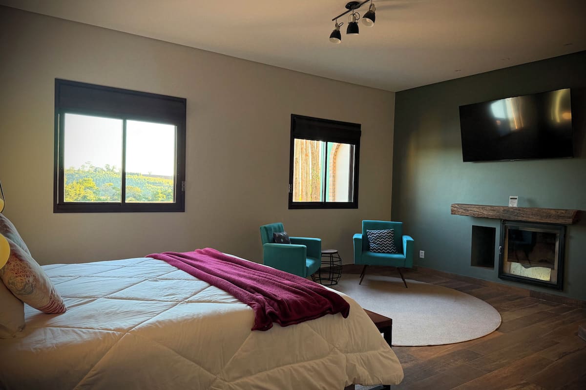Romantische tweepersoonskamer | Pillowtop-bedden, een laptopwerkplek, gratis wifi