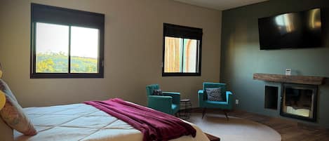 ロマンティック ダブルルーム | ピロートップベッド、ノートパソコン用作業スペース、WiFi (無料)