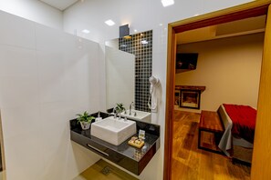Premium Double Room | Bathroom | Separate tub and shower, jetted tub, hair dryer, bathrobes - Cassorova Resort and Ecotourism (Brotas)