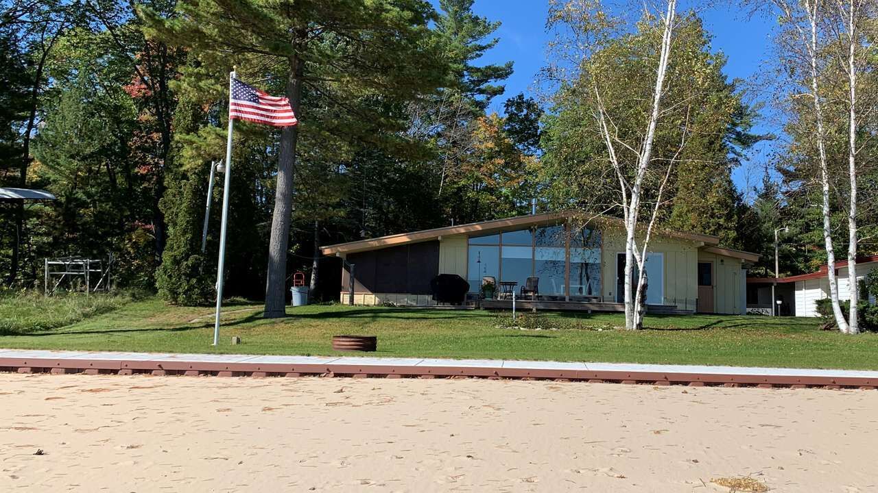 Cozy Cottage with private beach front on Lake Huron- short drive to Tawas City!