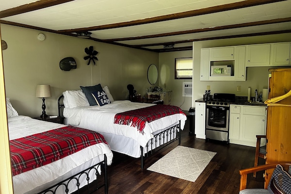 2 queen beds, full kitchen, and private bathroom