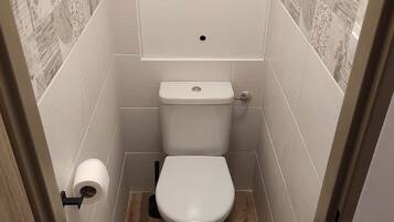 Douche, sĂšche-cheveux, serviettes fournies