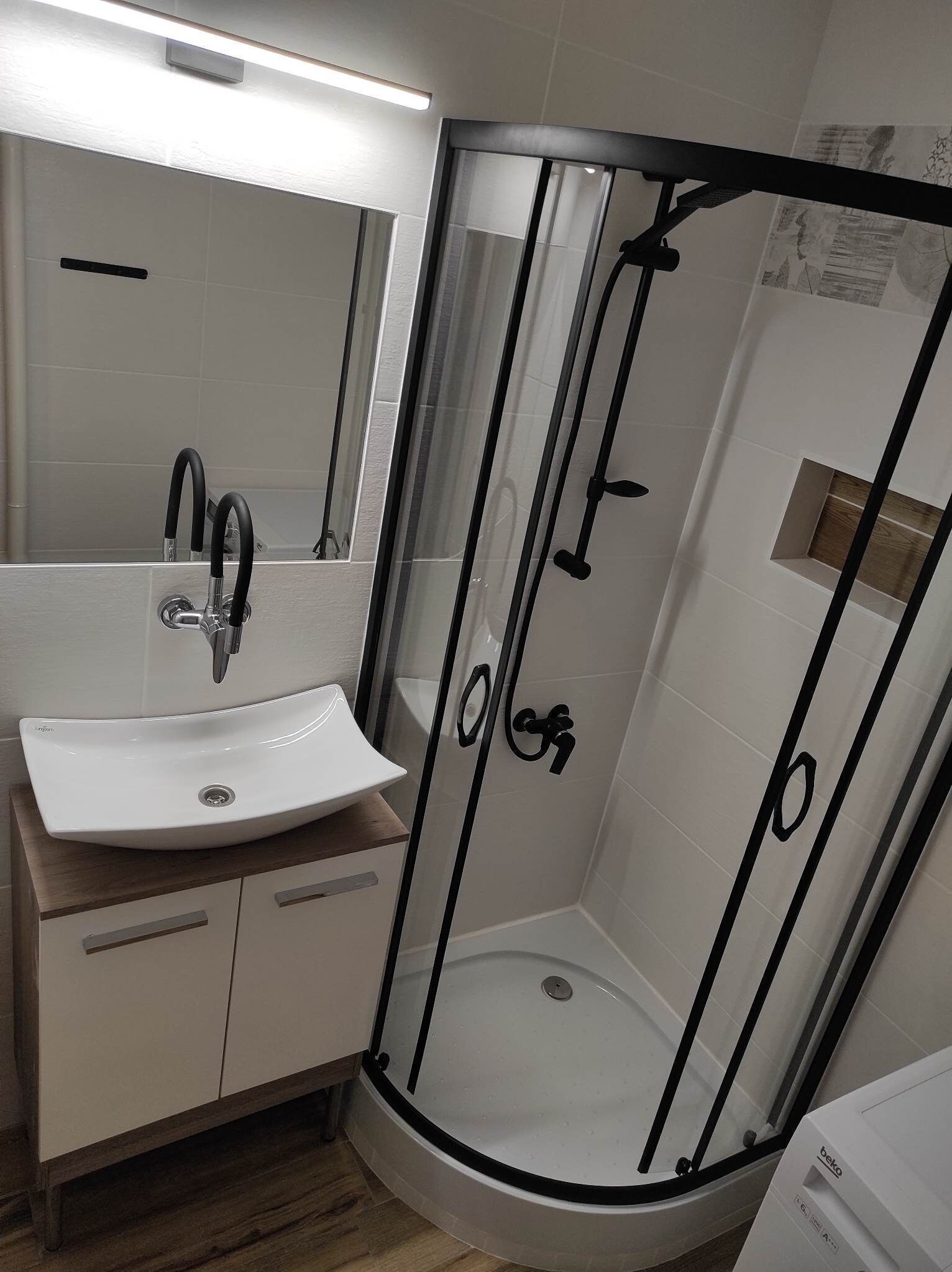 Chuveiro, secador de cabelo, toalhas de banho 