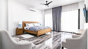 4 dormitorios, caja fuerte, escritorio y tabla de planchar con plancha