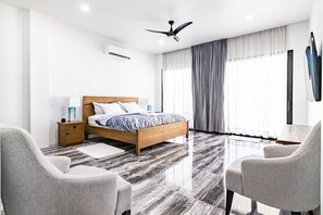 4 slaapkamers, een kluis op de kamer, een bureau