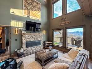 Smart TV, fireplace, video games - Newly Renovated! Romantic / Views / Indoor Heated Saltwater Pool / Massage Chair (Sevierville)