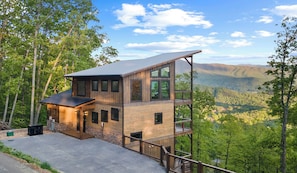 Exterior - Romantic / Views / New Build / Indoor Heated Saltwater Pool (Sevierville)