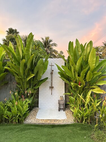 A Tropical Hideaway. 15mins drive from the city.