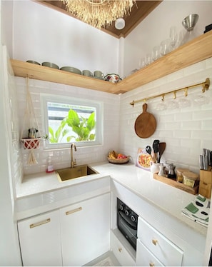 Jääkaappi, uuni, riisinkeitin, keittoastiat/astiat/ruokailuvälineet