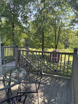 Outdoor dining - Private 8 acre Ranch backs to 1850 wooded acre Missouri conservation reservation (Wildwood)