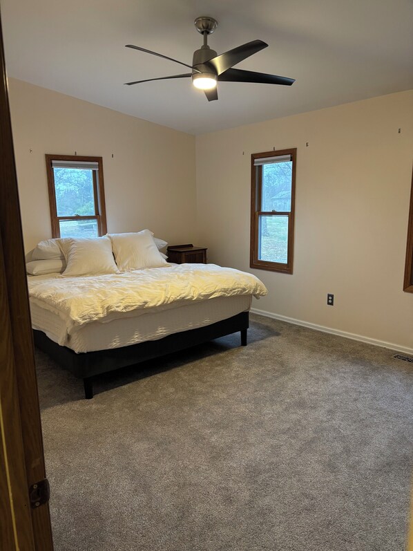 3 bedrooms, desk, free WiFi, bed sheets - Private 8 acre Ranch backs to 1850 wooded acre Missouri conservation reservation (Wildwood)