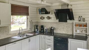 Kjøleskap, oppvaskmaskin og kaffetrakter/tekoker