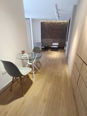 Egyptian cotton sheets, premium bedding, blackout drapes - Sunset Aparts Lastarria (Santiago)