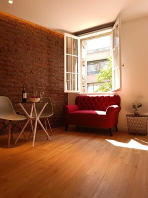 Egyptian cotton sheets, premium bedding, blackout drapes - Sunset Aparts Lastarria (Santiago)