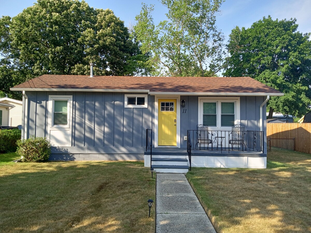 Modern Beach Cottage - 3 Bed 2 Bath - Dog Friendly