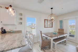 Dining - "Sea Drift" Steps to the White Sand Beaches! Close to Restaurants, Coffee Shops! (Navarre)