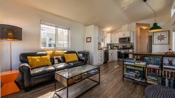 Smart-TV, DVD-Player, BĂŒcher, Videothek