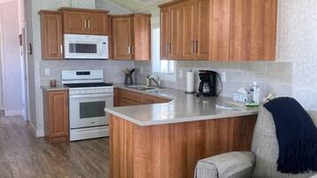 KĂŒhlschrank, Mikrowelle, Ofen, Herdplatte