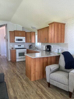 Réfrigérateur, four à micro-ondes, un four, surface de cuisson