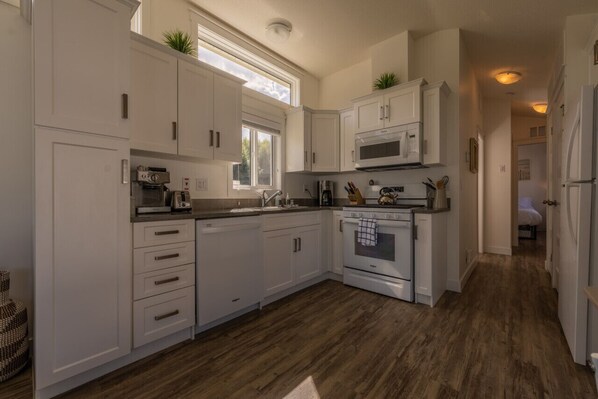 Réfrigérateur, micro-ondes, four, plaque de cuisson