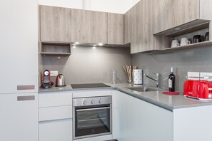 Geladeira, fogão, lava-louças, cafeteira/chaleira