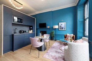 Interior - Bright Studio with Castle View (Edinburgh)