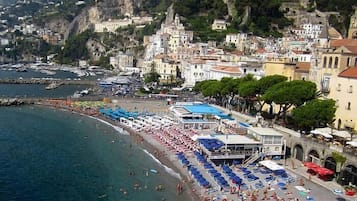 Una spiaggia nelle vicinanze, lettini da mare, teli da spiaggia