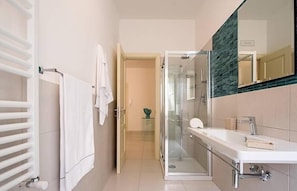 Dusche, Haartrockner, Bidet, Handtücher