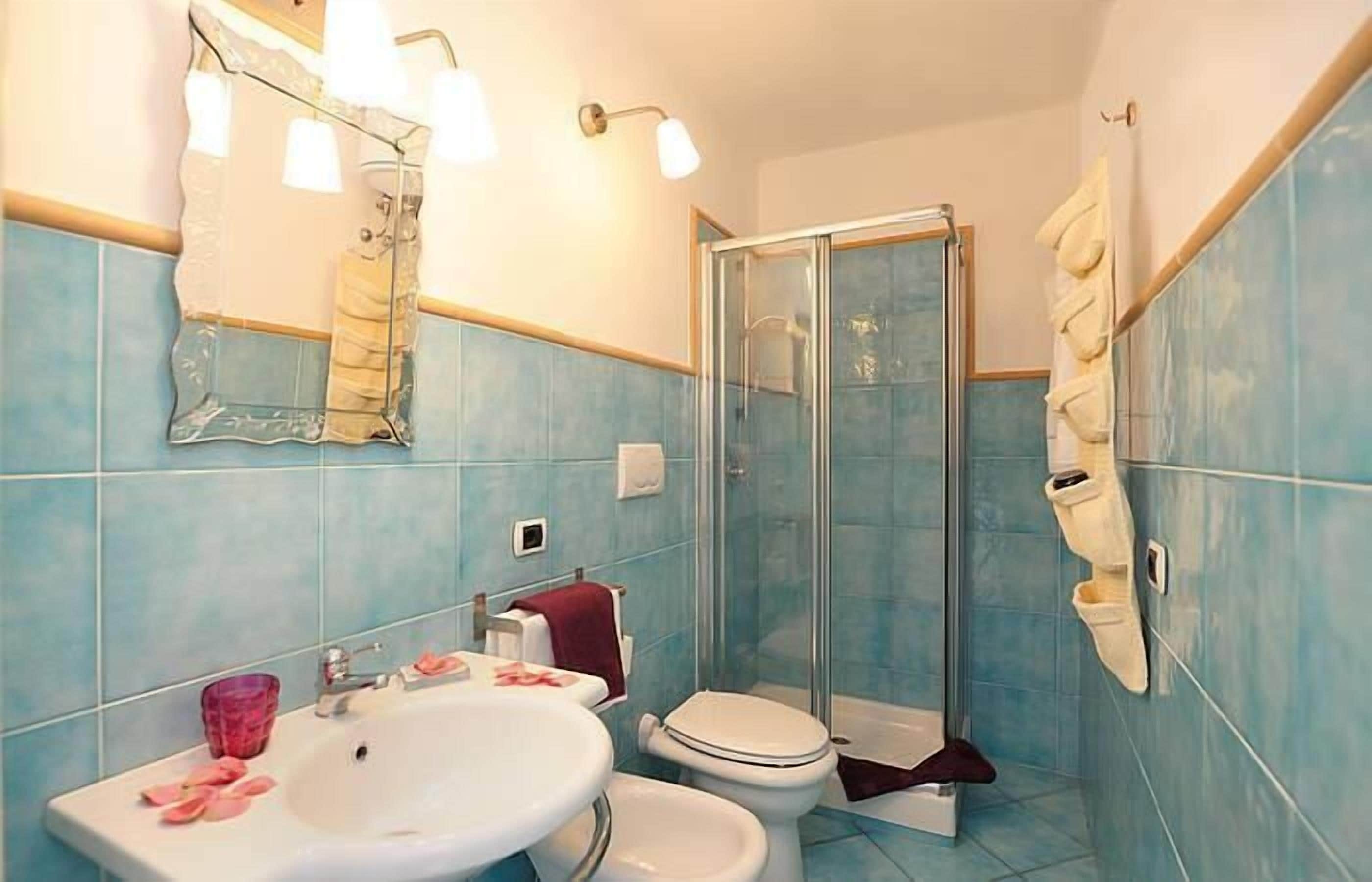 Ducha, secador de pelo, bidet, toallas