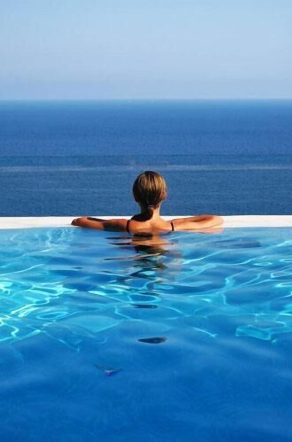 حمّام سباحة خارجي، حمّام سباحة لا متناهي